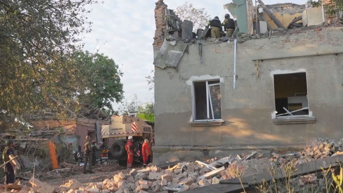 Ataque russo a Kharkiv deixa um morto e nove feridos em prédio residencial