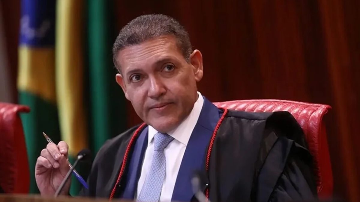 Nunes Marques suspende pesquisa a pedido de Flávio Bolsonaro