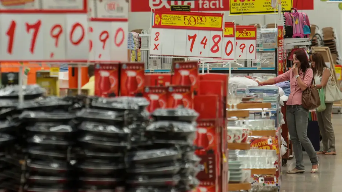 Inflação acumulada em 12 meses supera meta e economista aponta impacto de conflito no Oriente Médio