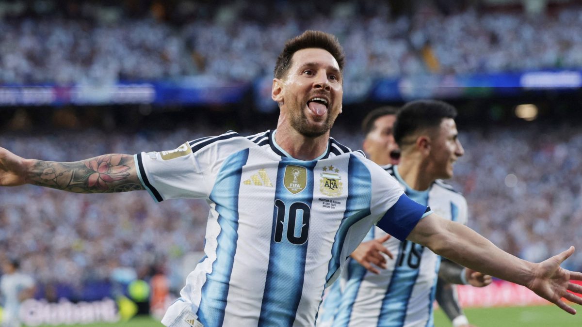 Messi faz hat-trick, iguala Klose como maior artilheiro da história das Copas e Argentina vence Argélia