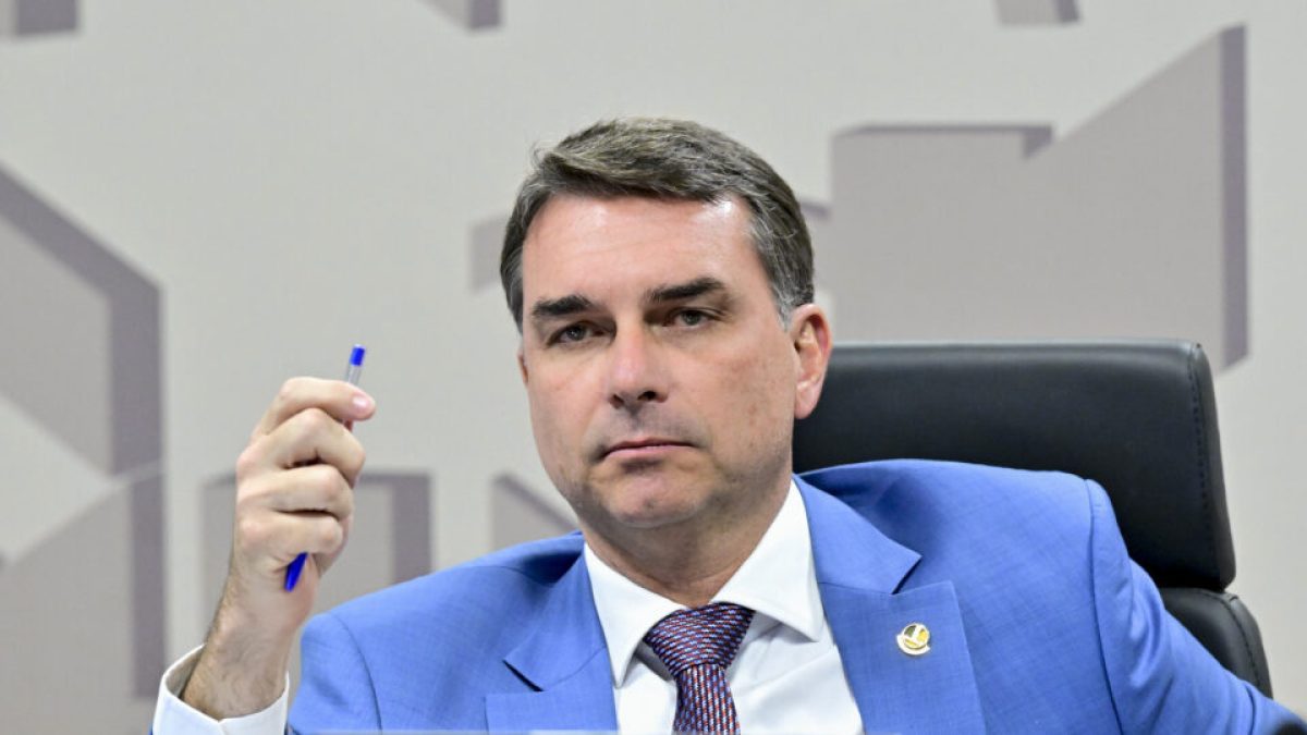 Flávio pede desculpas a Michelle, nega desrespeito e diz ter sido ignorado