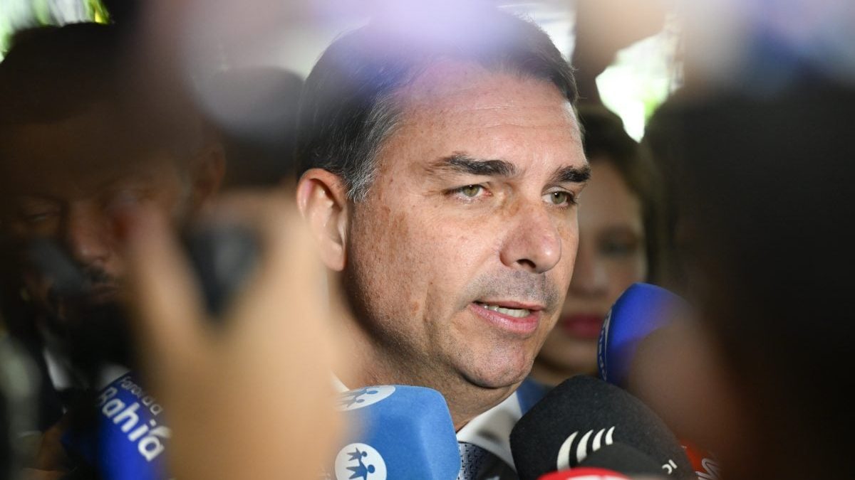 Flávio Bolsonaro pede para participar de audiência nos EUA sobre tarifas contra o Brasil
