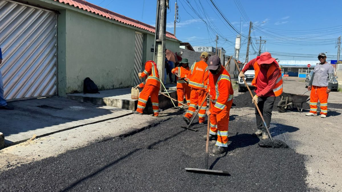 Prefeitura de Manaus recupera asfalto na avenida Tefé, na zona Sul