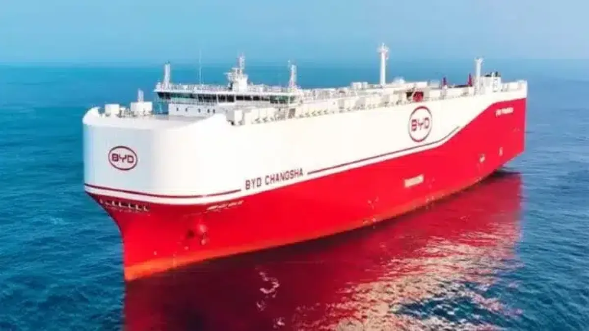 Quase 15,5 mil carros em seis meses: navio gigante da BYD impulsiona recorde em porto brasileiro