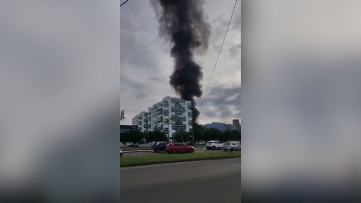 Dois helicópteros colidem e caem em concessionária no Rio; seis morrem