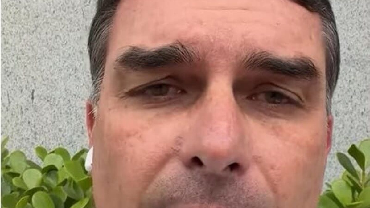 Flávio pede desculpas a Michelle e a convida para reunião do PL